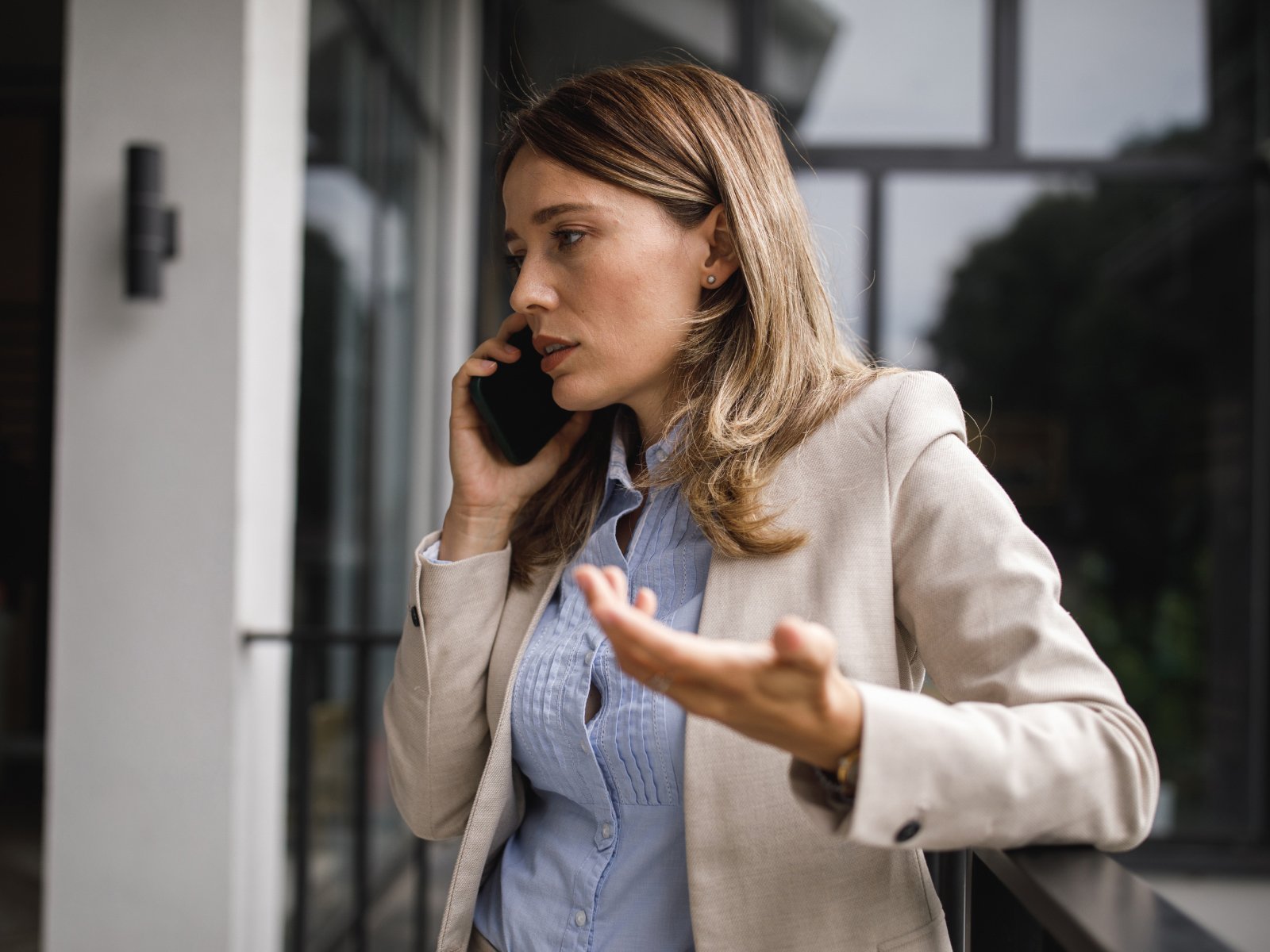 women on the phone