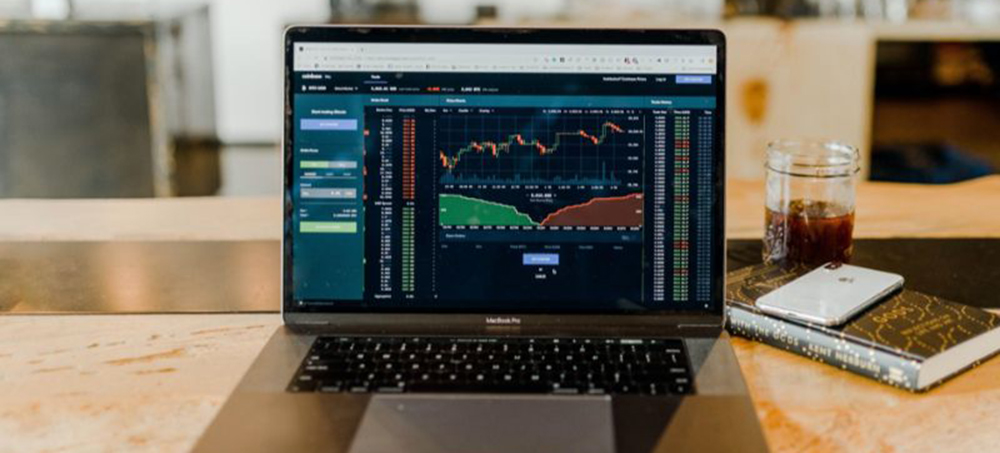laptop with tranding screen