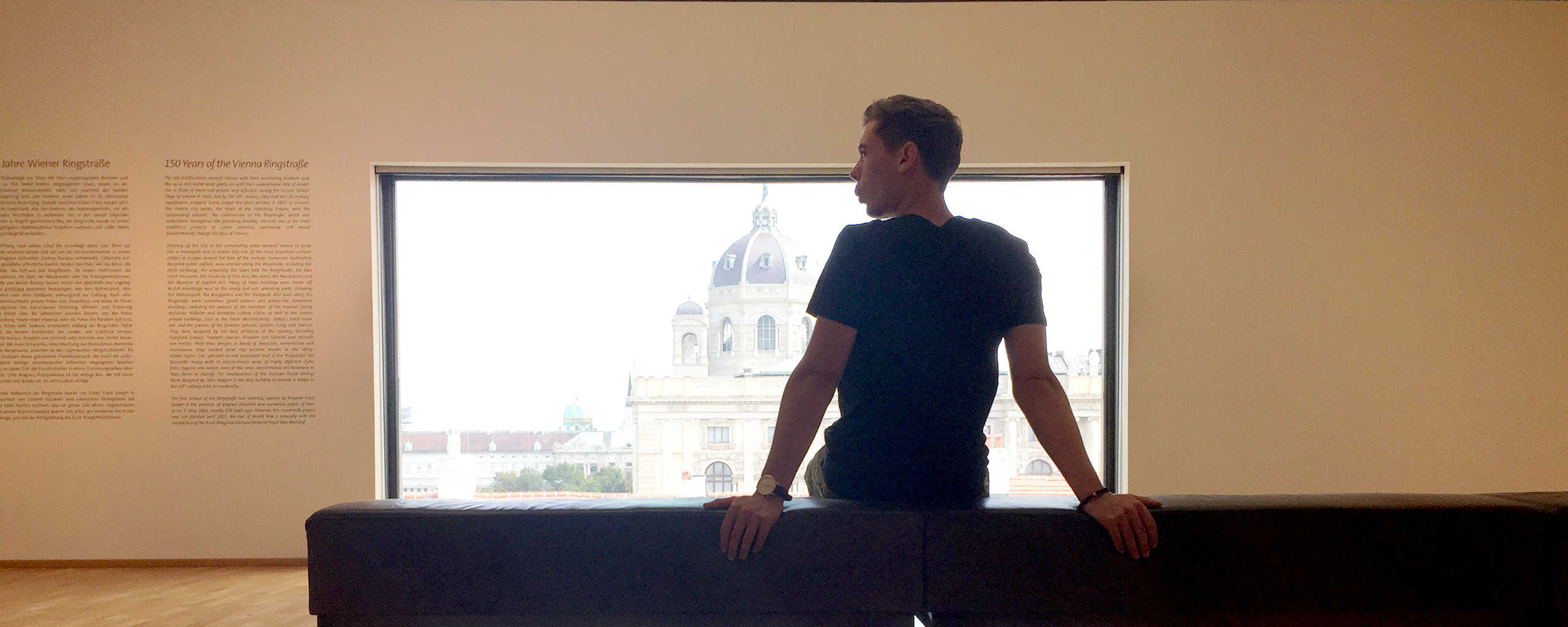 Fedor Holz leaning on a couch