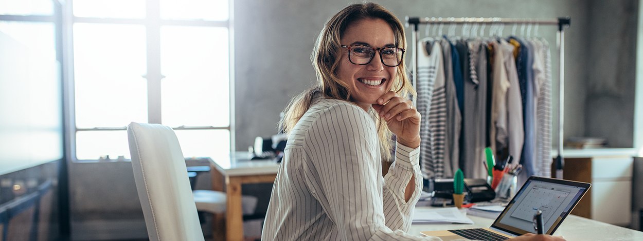 accept payment online, lady in front of computer, managing ecommerce business