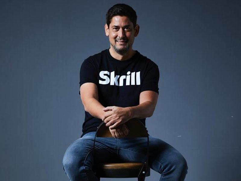 SEO Lorenzo Pellegrino photo shoot with Skrill t-shirt on