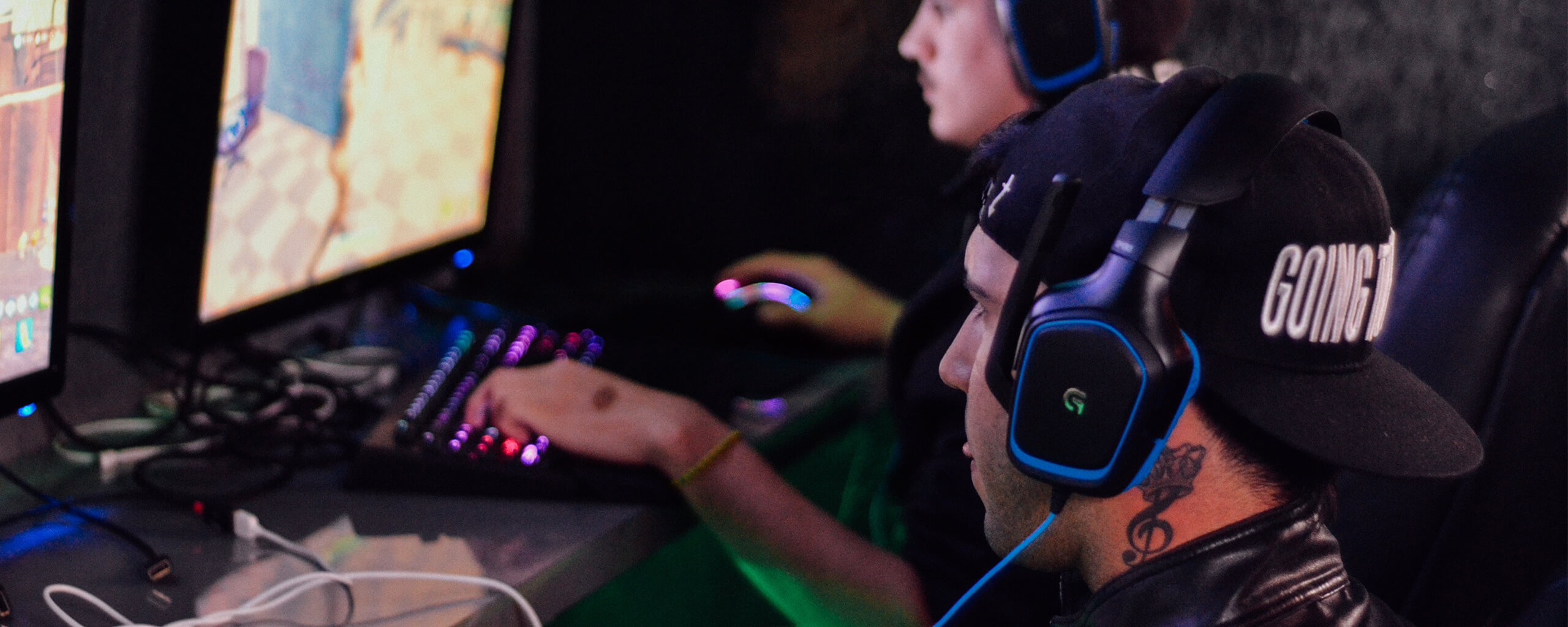 2 gamers playing