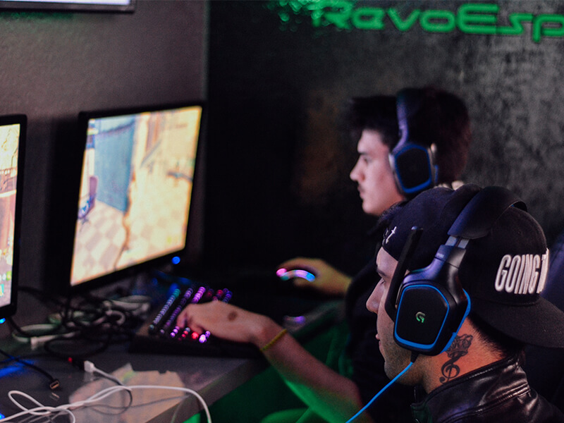 2 gamers playing