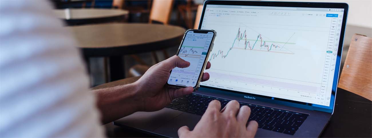 forex chart on mobile and laptop