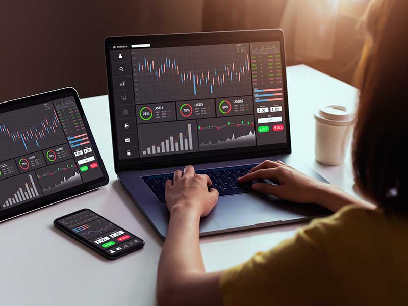 woman trading on her laptop